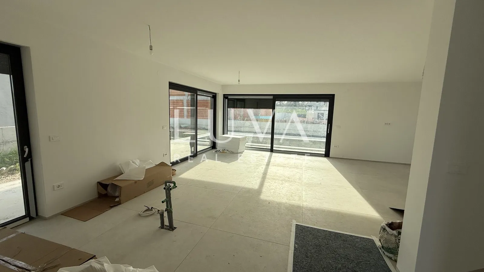 Poreč, moderna samostojeća kuća s bazenom i pogledom na more, 233 m²