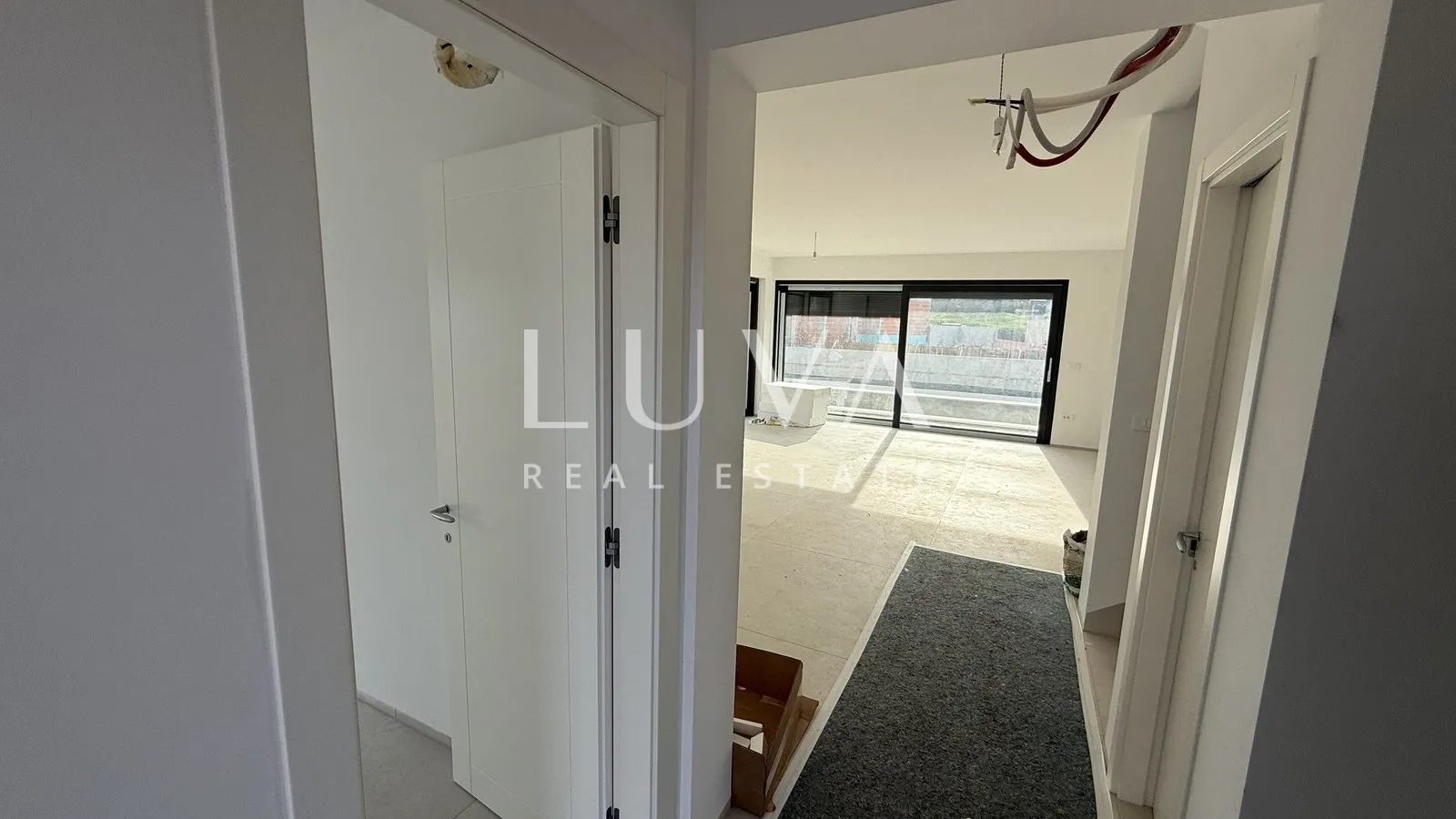 Poreč, moderna samostojeća kuća s bazenom i pogledom na more, 233 m²