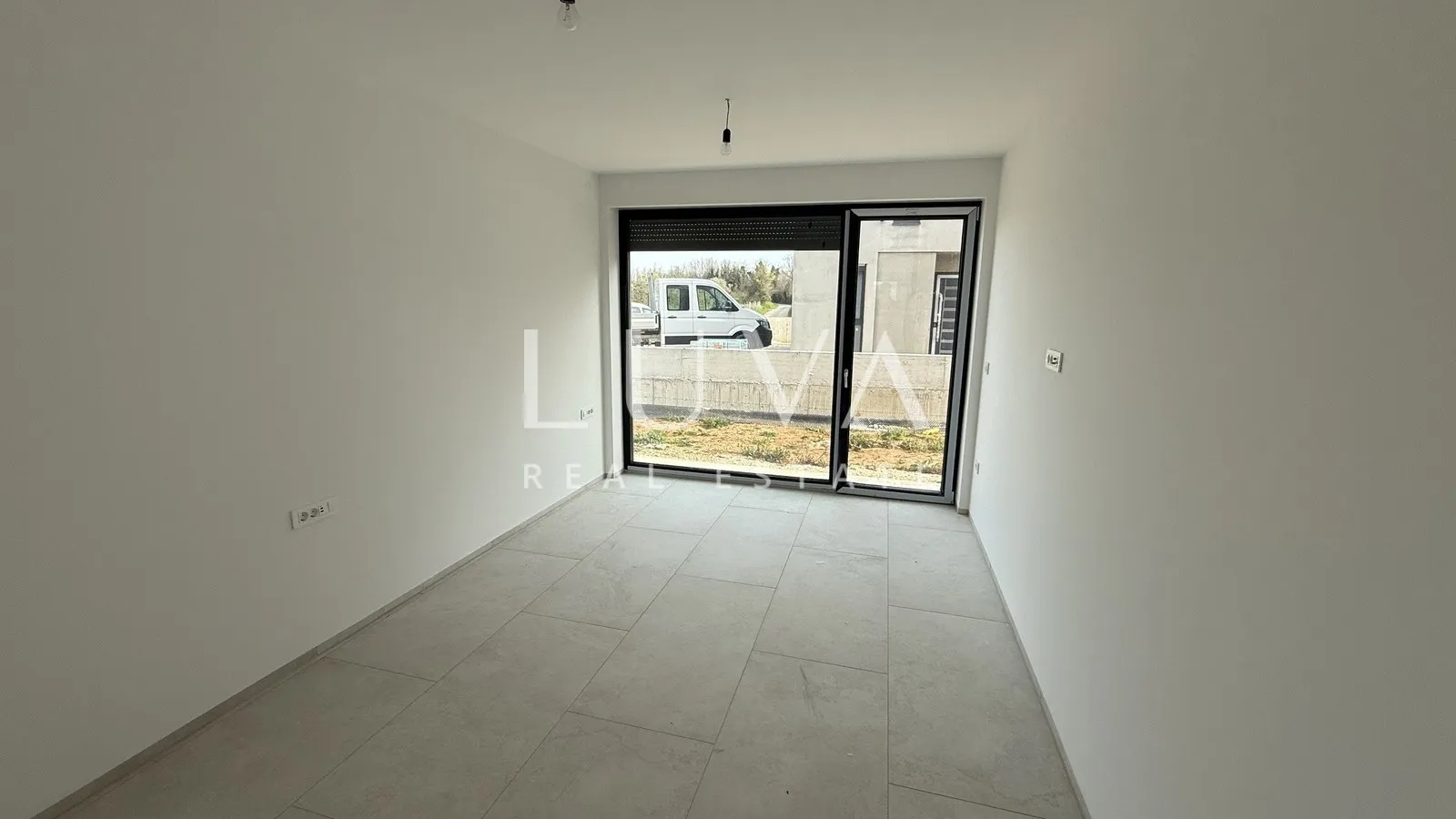 Poreč, moderna samostojeća kuća s bazenom i pogledom na more, 233 m²