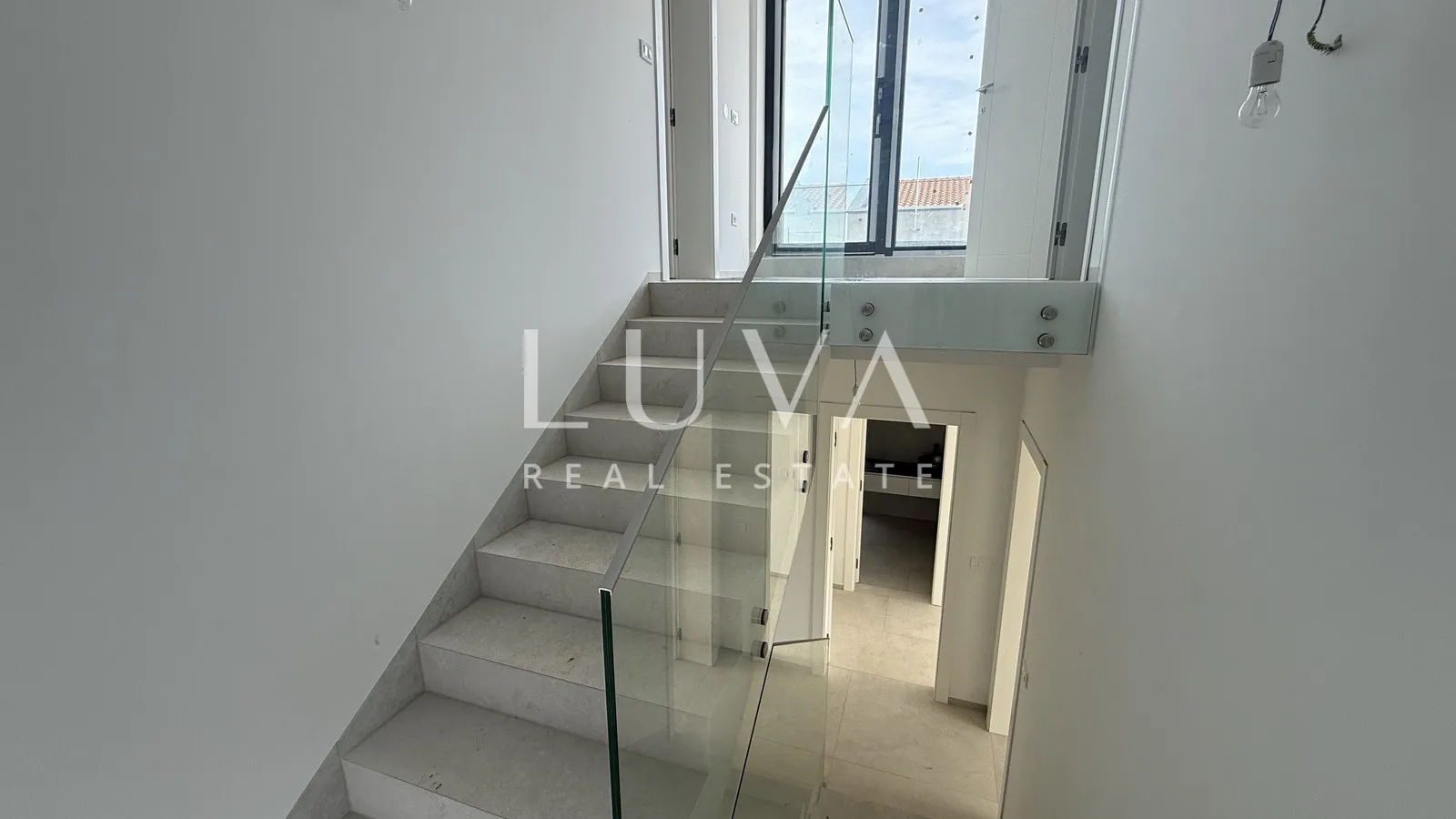 Poreč, moderna samostojeća kuća s bazenom i pogledom na more, 233 m²