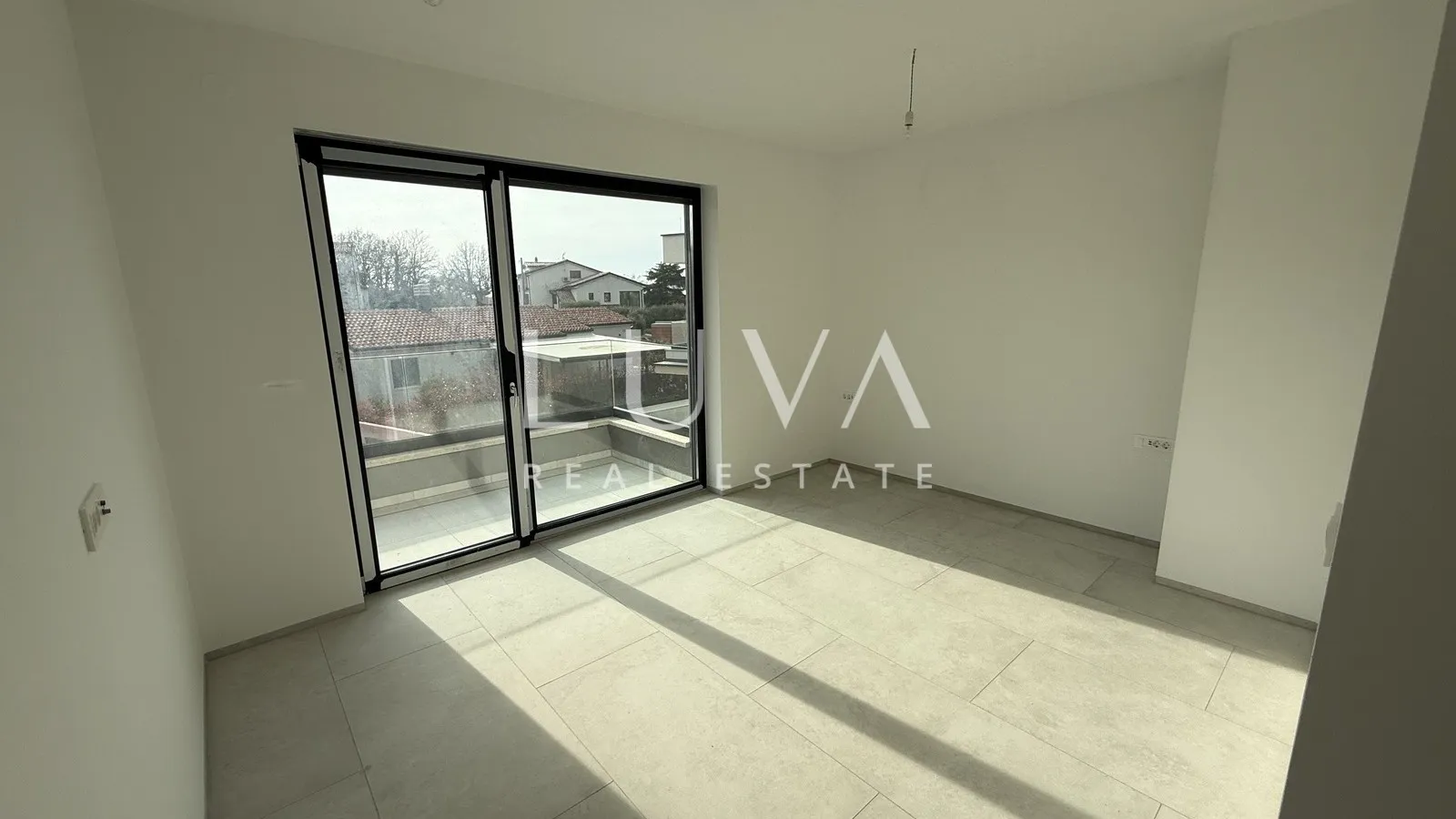 Poreč, moderna samostojeća kuća s bazenom i pogledom na more, 233 m²