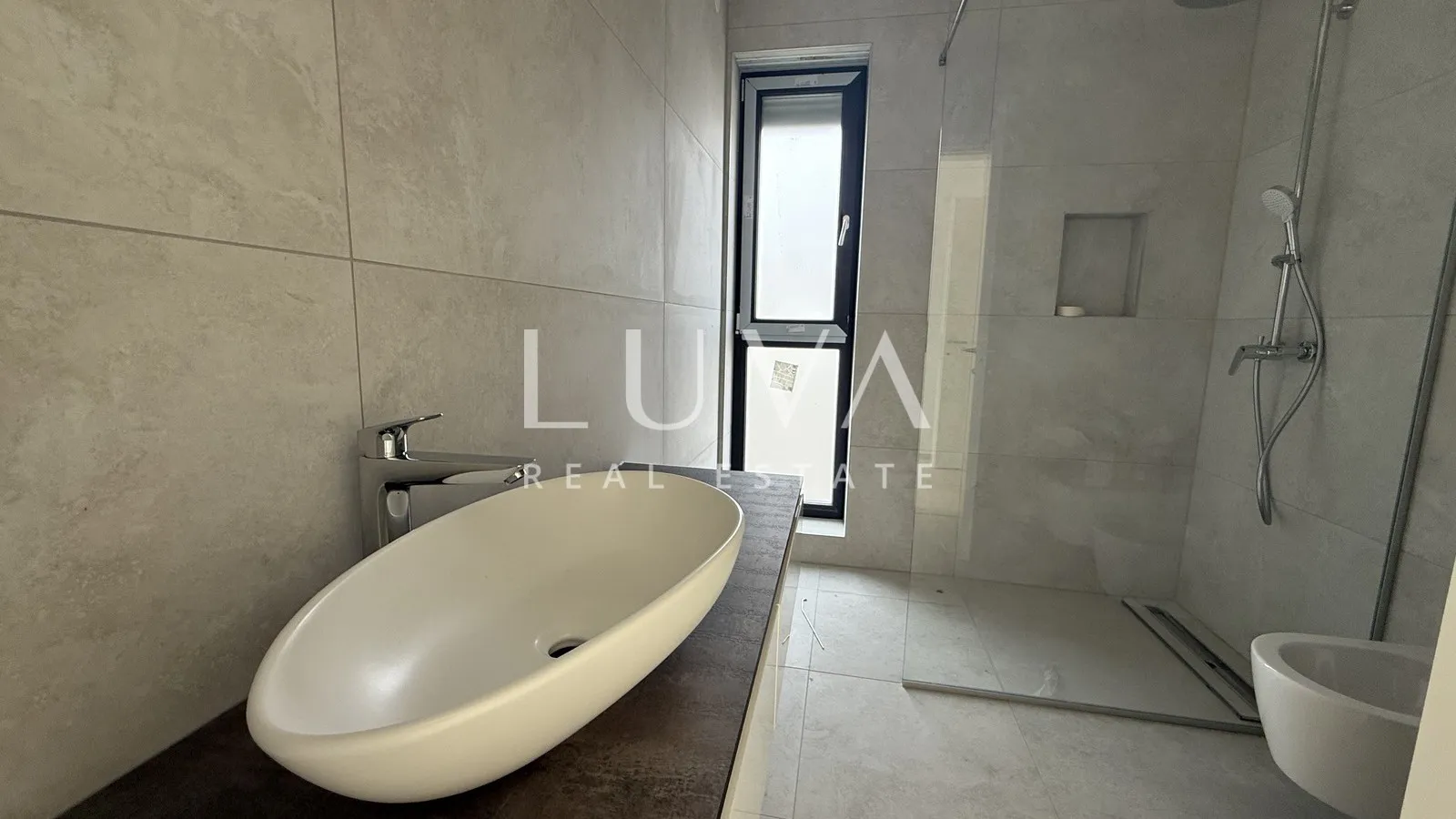 Poreč, moderna samostojeća kuća s bazenom i pogledom na more, 233 m²