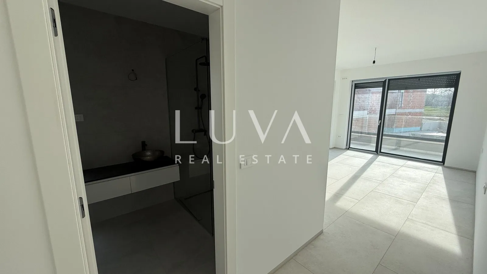Poreč, moderna samostojeća kuća s bazenom i pogledom na more, 233 m²