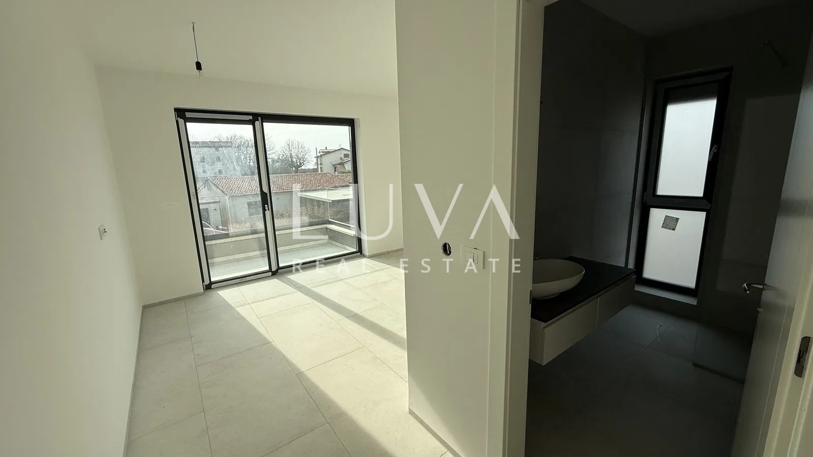 Poreč, moderna samostojeća kuća s bazenom i pogledom na more, 233 m²
