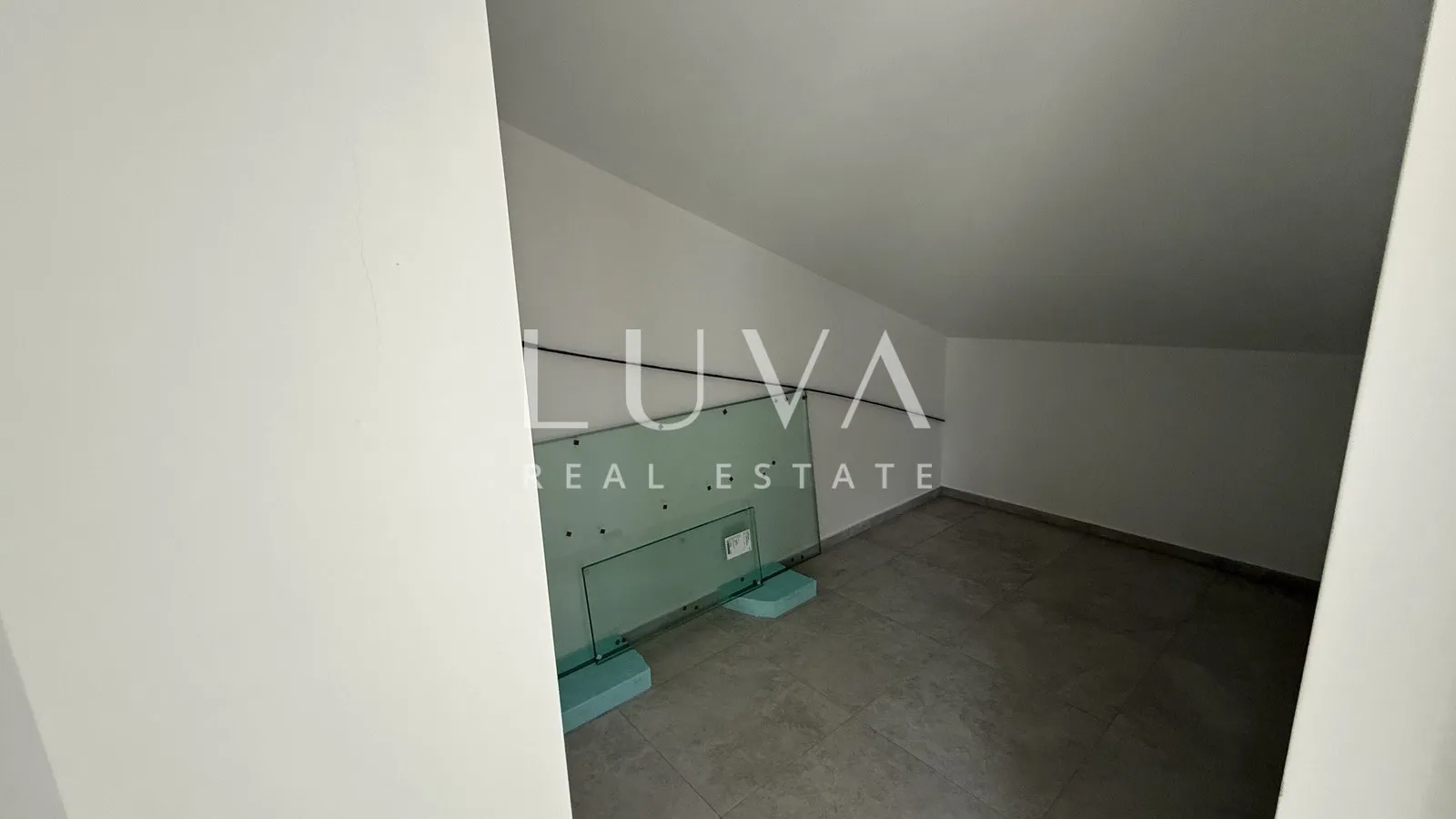 Poreč, moderna samostojeća kuća s bazenom i pogledom na more, 233 m²