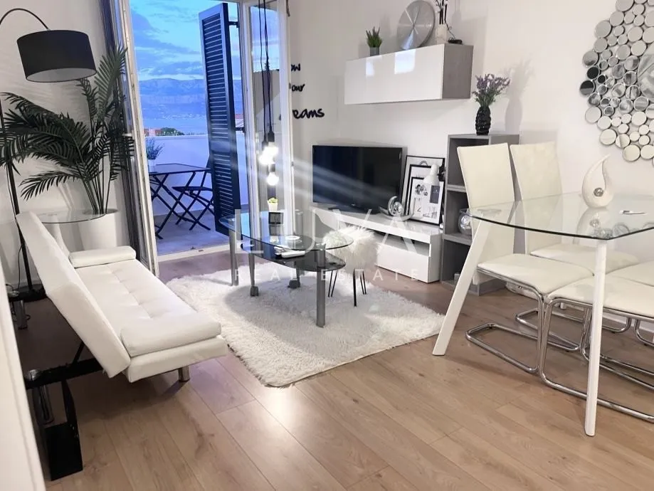 Brač, Supetar, moderno namješten stan s pogledom na more na prodaju