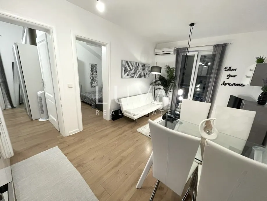 Brač, Supetar, moderno namješten stan s pogledom na more na prodaju