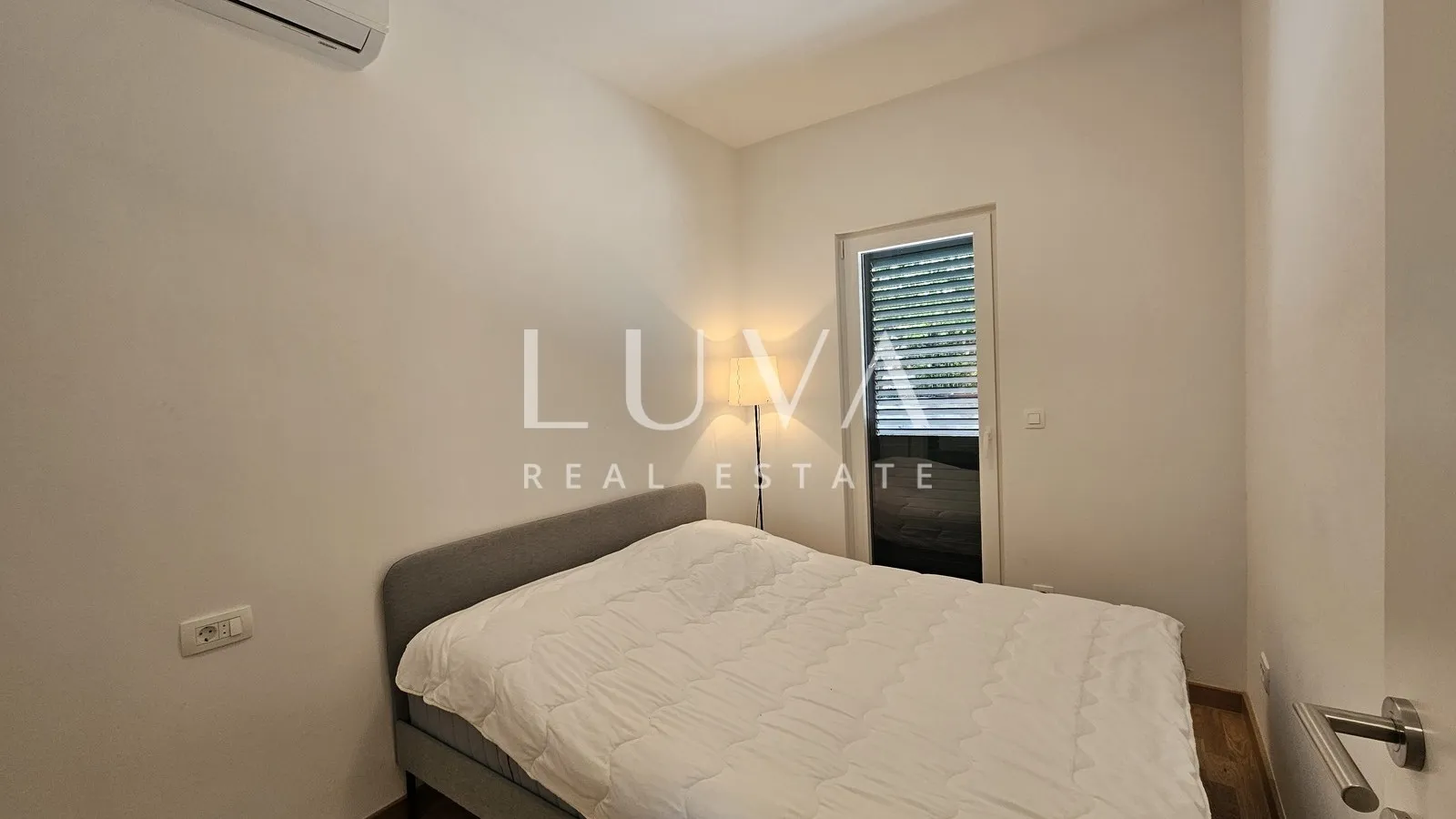 Omiš, Nemira, 3 apartmana i konoba uz more sa parkingom na prodaju