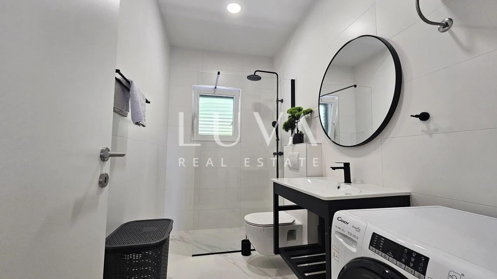 Omiš, Nemira, 3 apartmana i konoba uz more sa parkingom na prodaju