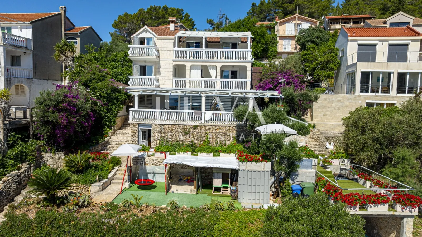 Korčula, Vela Luka, kuća s apartmanima uz more na prodaju