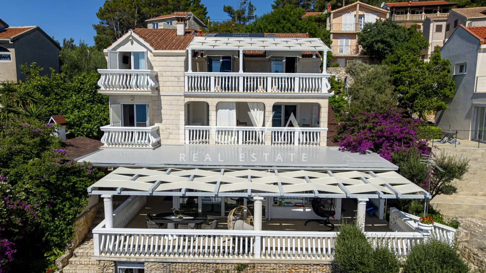 Korčula, Vela Luka, kuća s apartmanima uz more na prodaju