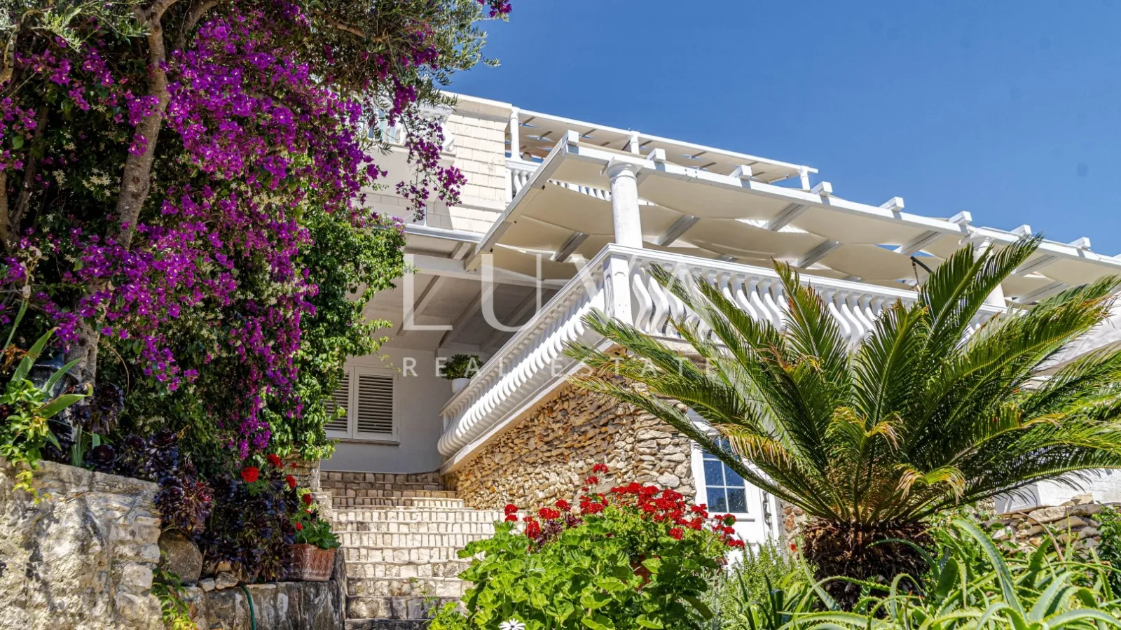 Korčula, Vela Luka, kuća s apartmanima uz more na prodaju