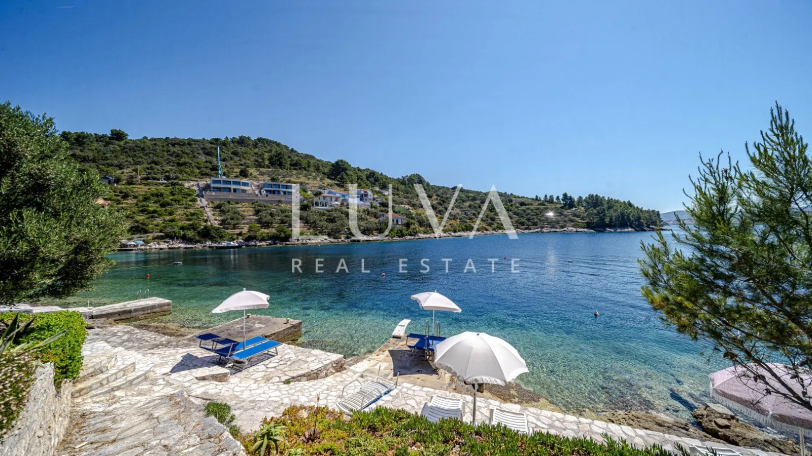 Korčula, Vela Luka, kuća s apartmanima uz more na prodaju