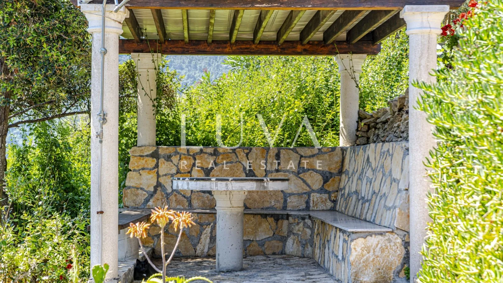 Korčula, Vela Luka, kuća s apartmanima uz more na prodaju