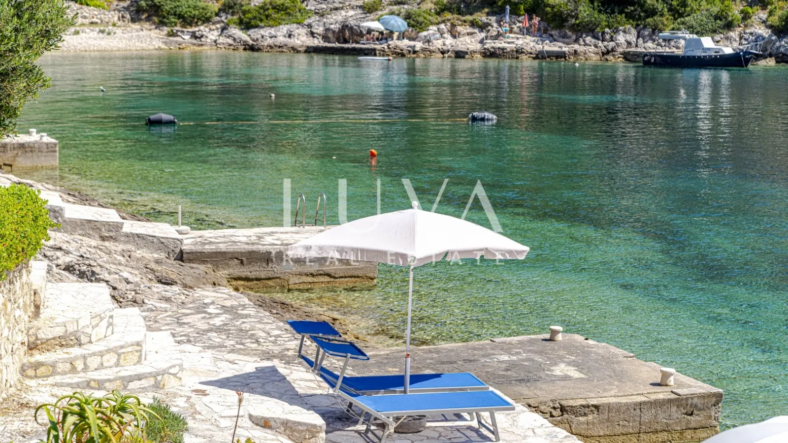 Korčula, Vela Luka, kuća s apartmanima uz more na prodaju