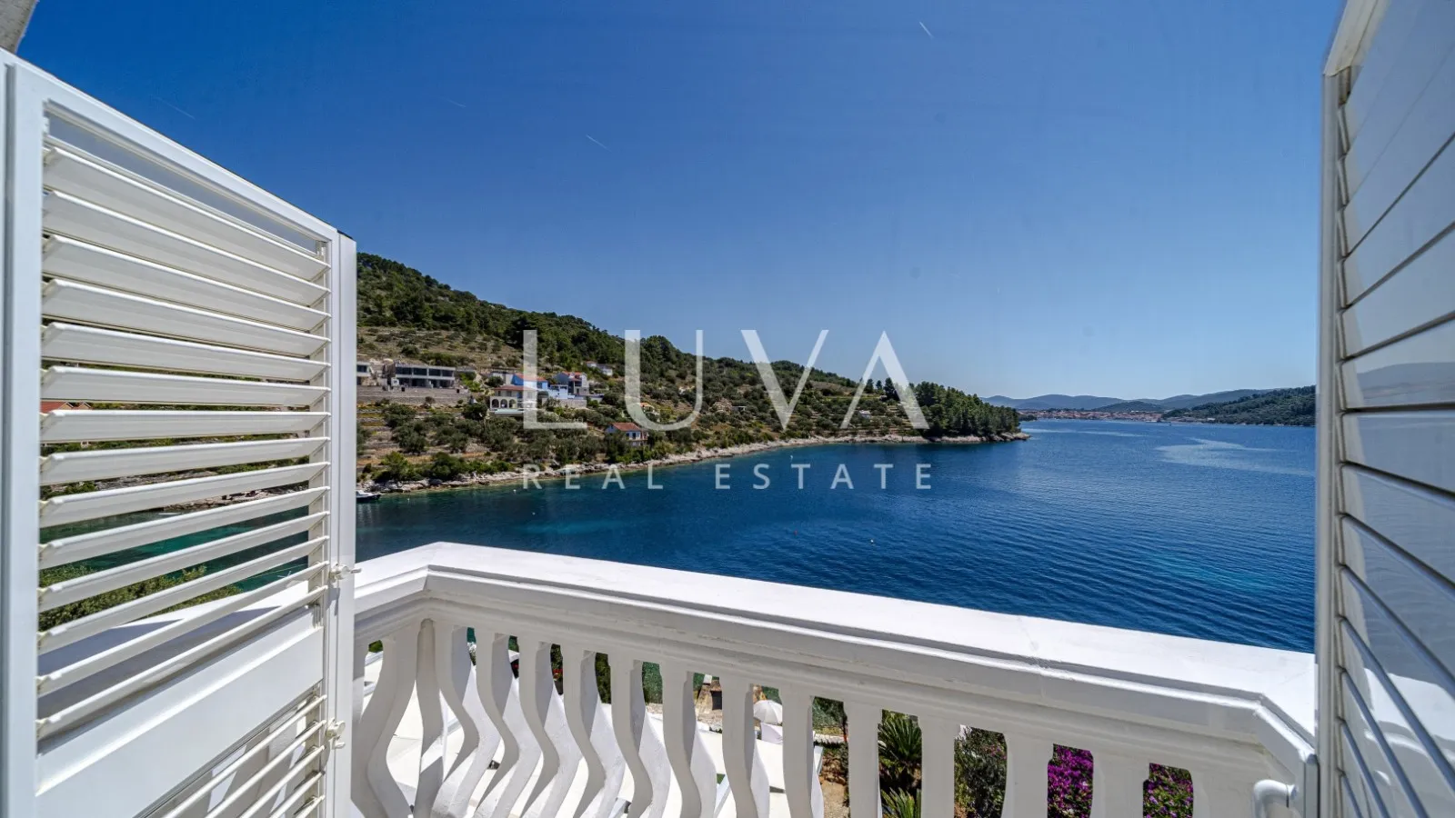 Korčula, Vela Luka, kuća s apartmanima uz more na prodaju