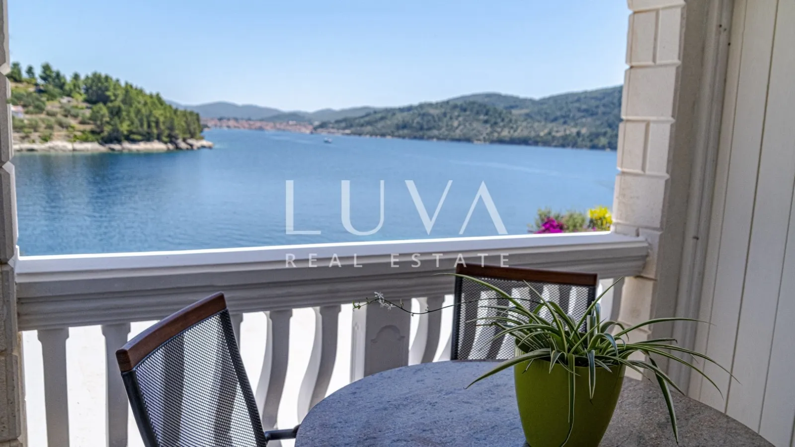 Korčula, Vela Luka, kuća s apartmanima uz more na prodaju