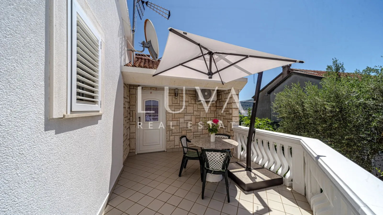 Korčula, Vela Luka, kuća s apartmanima uz more na prodaju