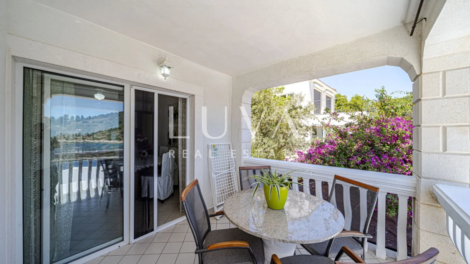Korčula, Vela Luka, kuća s apartmanima uz more na prodaju