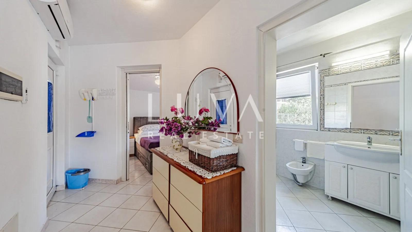 Korčula, Vela Luka, kuća s apartmanima uz more na prodaju