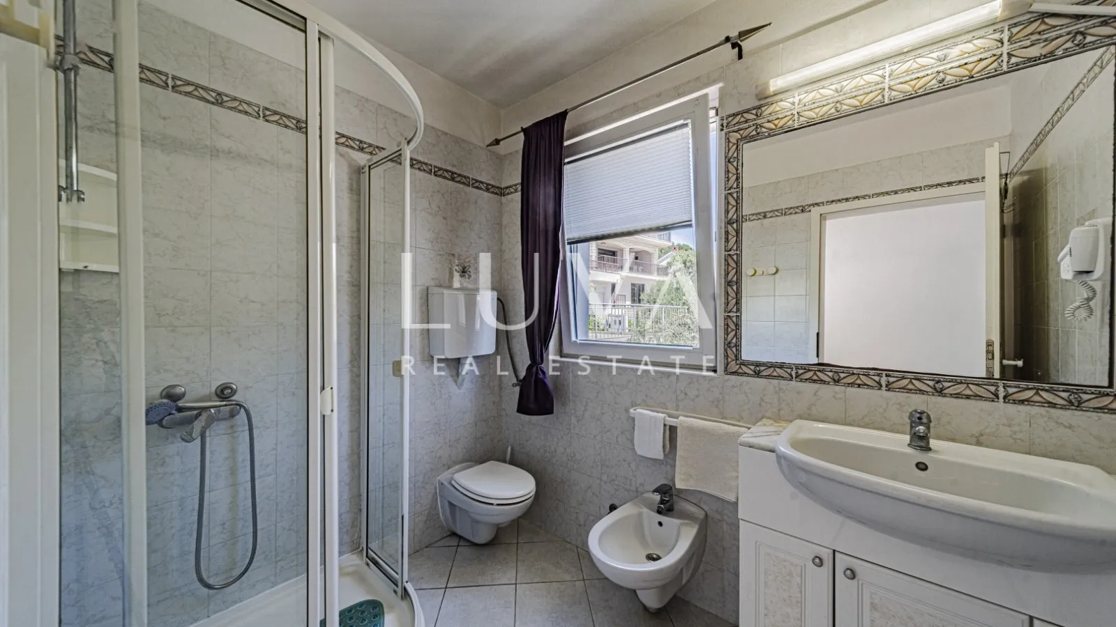 Korčula, Vela Luka, kuća s apartmanima uz more na prodaju