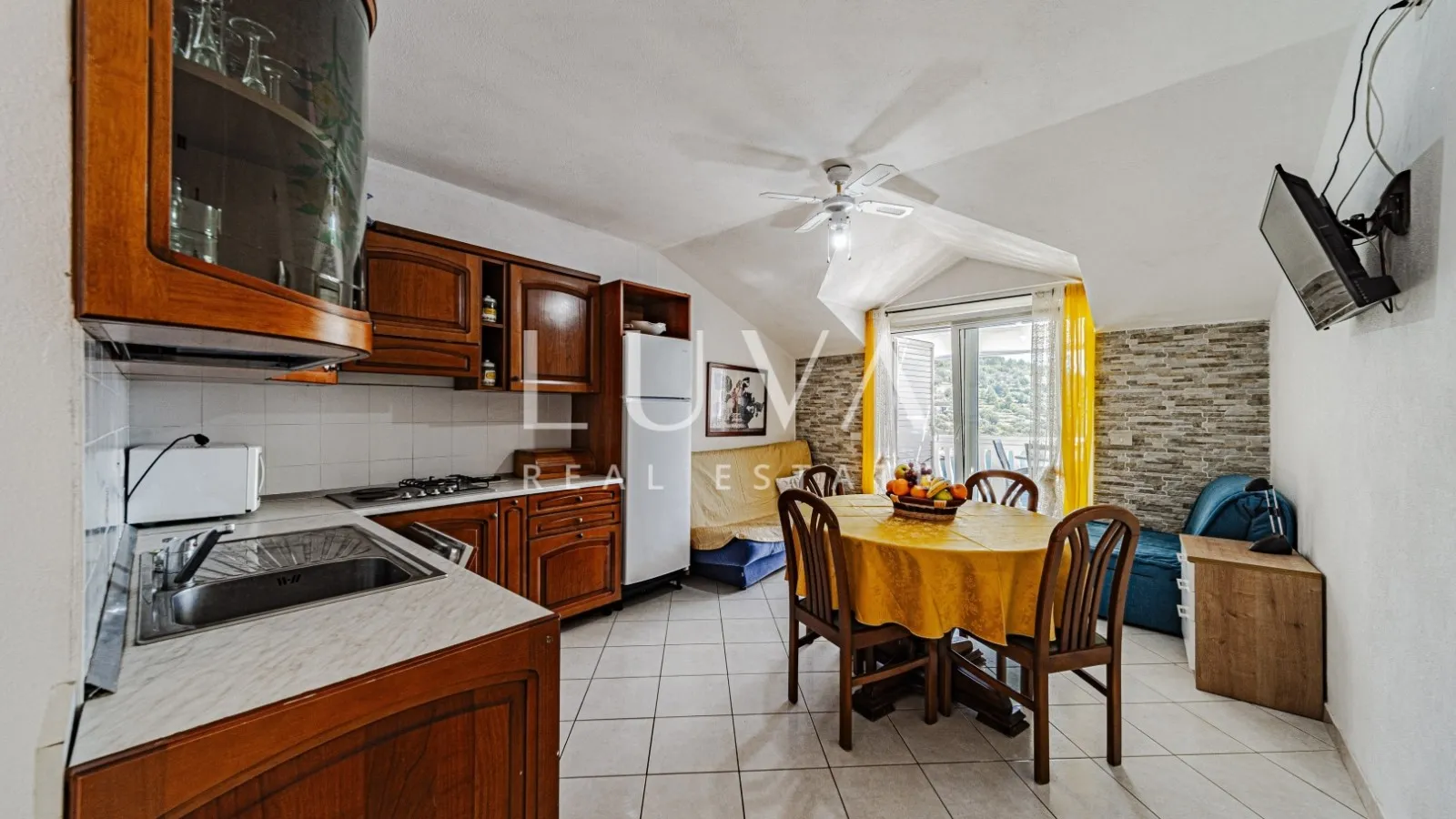 Korčula, Vela Luka, kuća s apartmanima uz more na prodaju