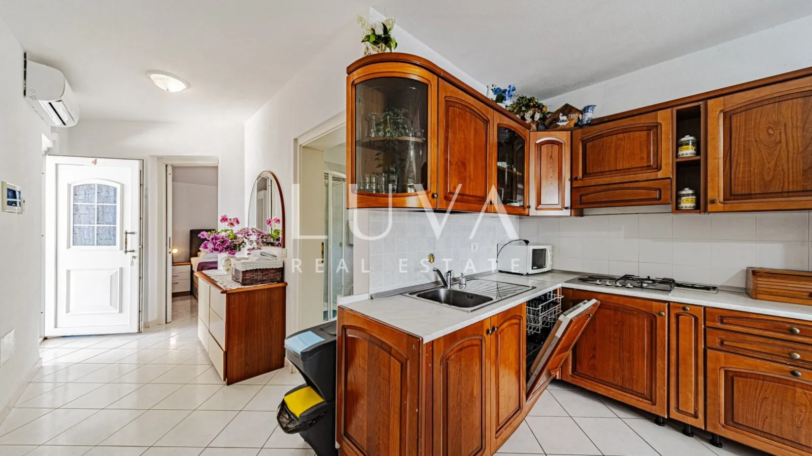 Korčula, Vela Luka, kuća s apartmanima uz more na prodaju