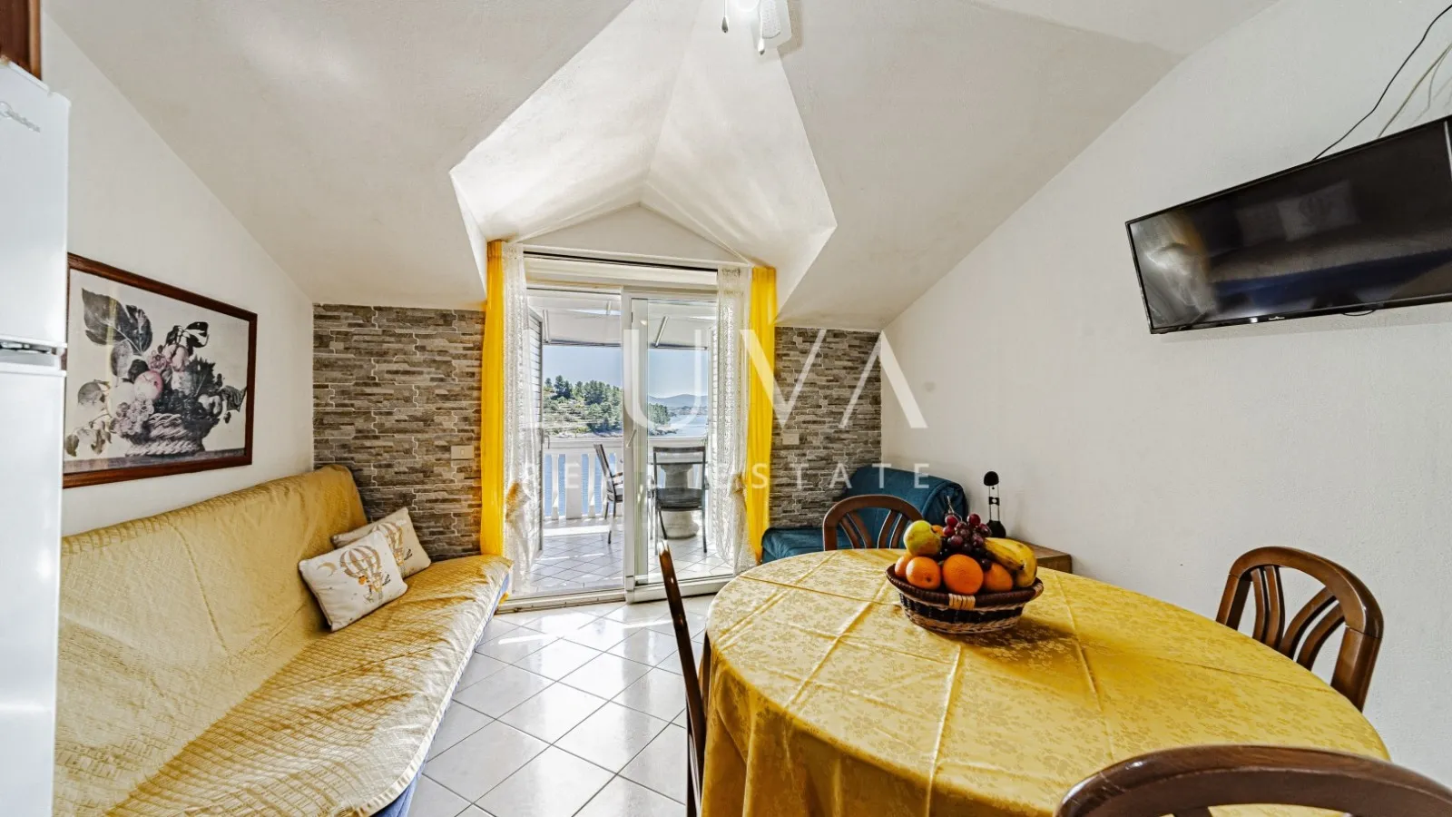 Korčula, Vela Luka, kuća s apartmanima uz more na prodaju