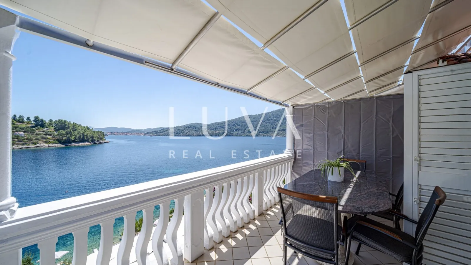 Korčula, Vela Luka, kuća s apartmanima uz more na prodaju