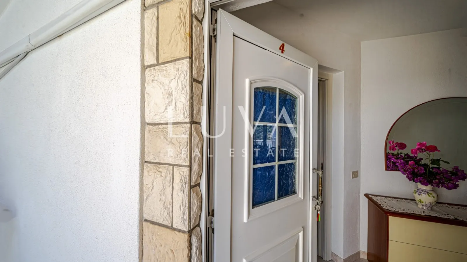 Korčula, Vela Luka, kuća s apartmanima uz more na prodaju