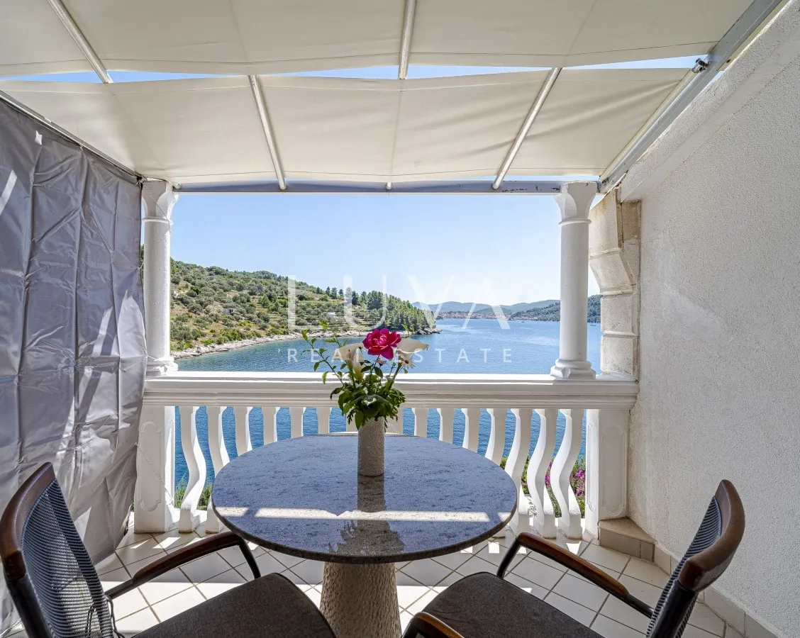 Korčula, Vela Luka, kuća s apartmanima uz more na prodaju