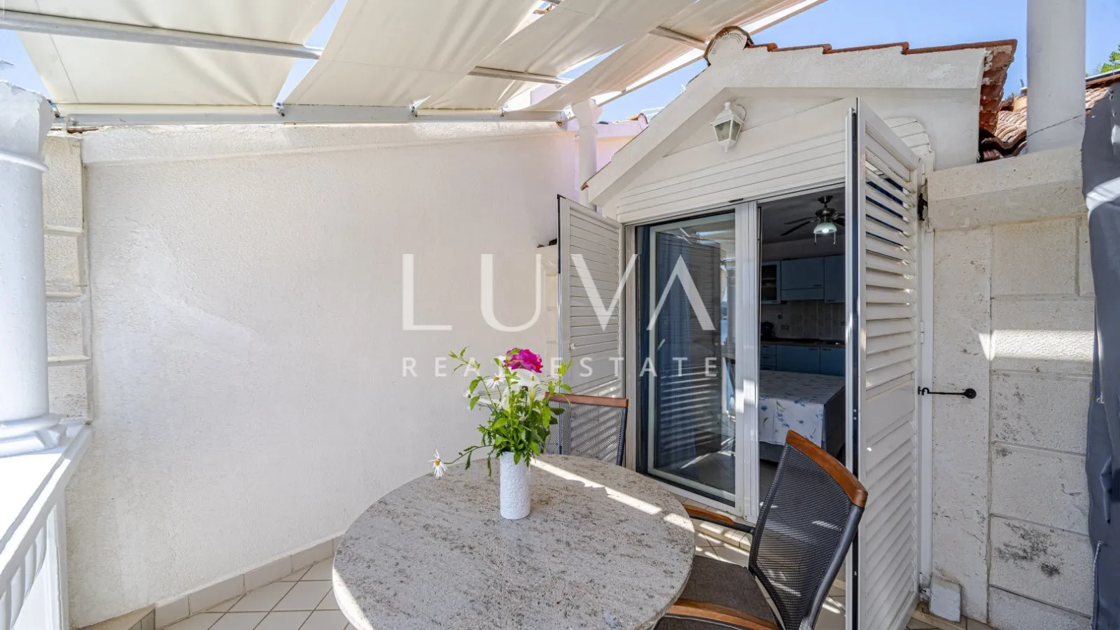 Korčula, Vela Luka, kuća s apartmanima uz more na prodaju
