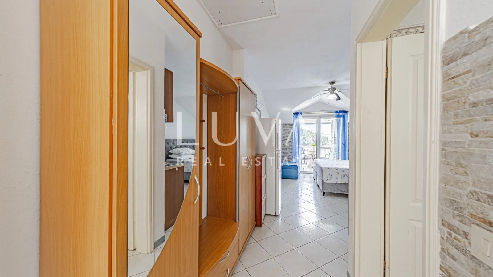 Korčula, Vela Luka, kuća s apartmanima uz more na prodaju