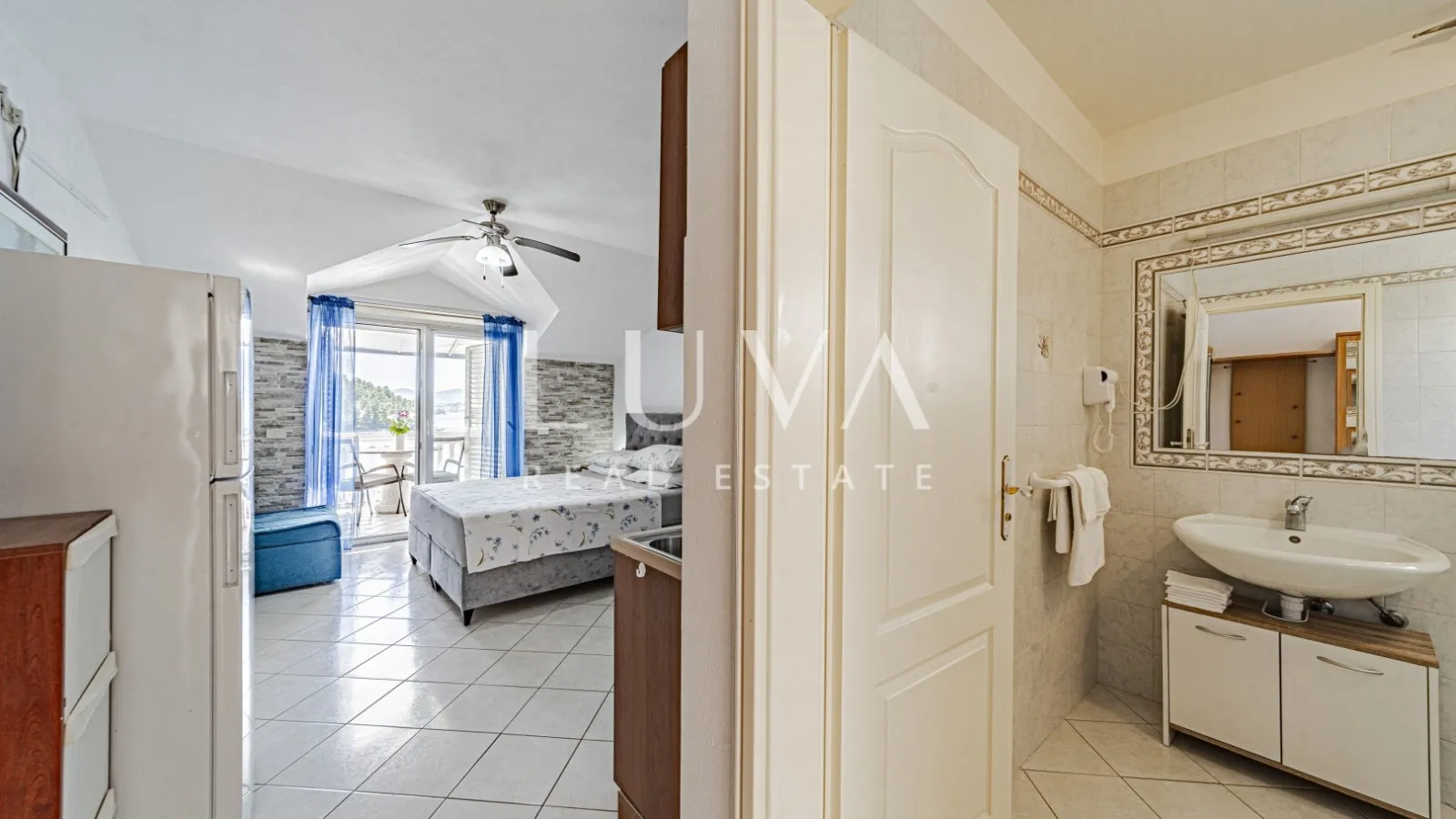 Korčula, Vela Luka, kuća s apartmanima uz more na prodaju