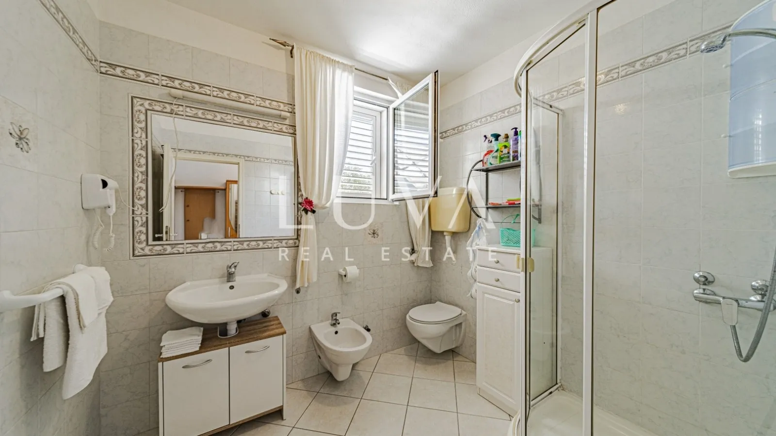 Korčula, Vela Luka, kuća s apartmanima uz more na prodaju