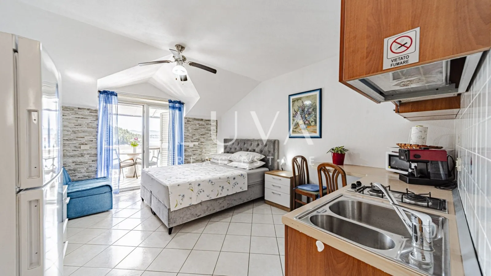 Korčula, Vela Luka, kuća s apartmanima uz more na prodaju