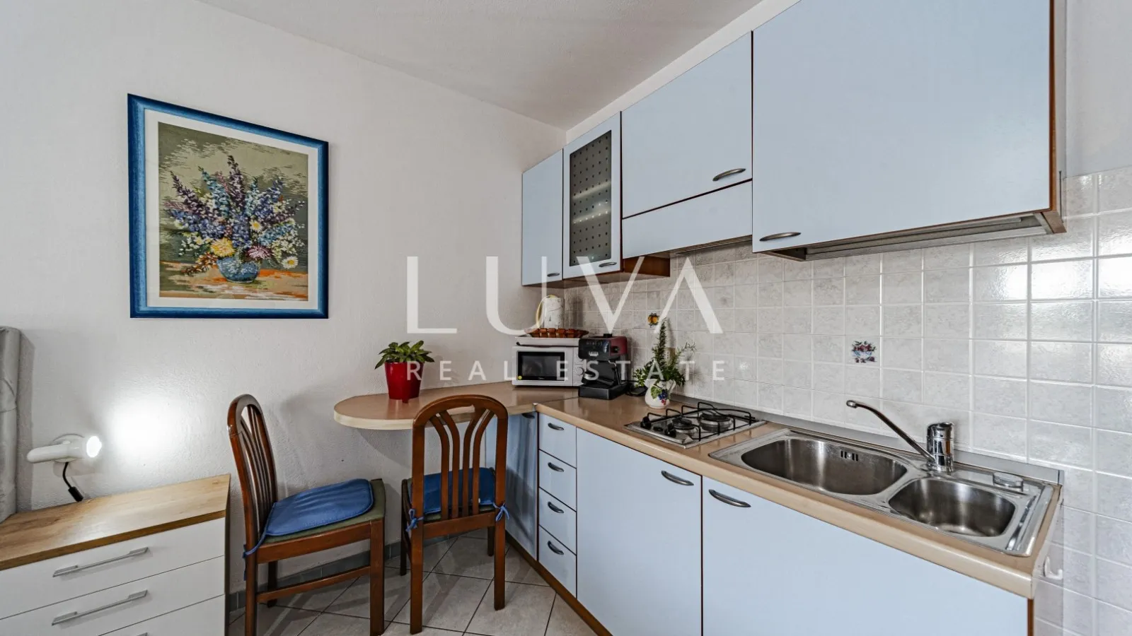 Korčula, Vela Luka, kuća s apartmanima uz more na prodaju