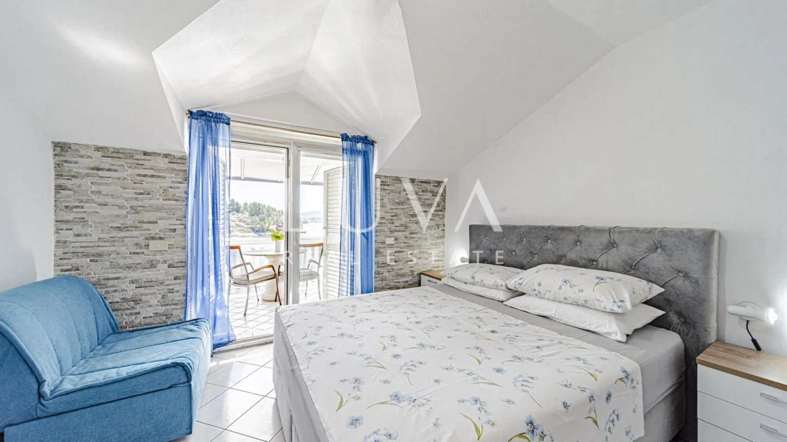 Korčula, Vela Luka, kuća s apartmanima uz more na prodaju