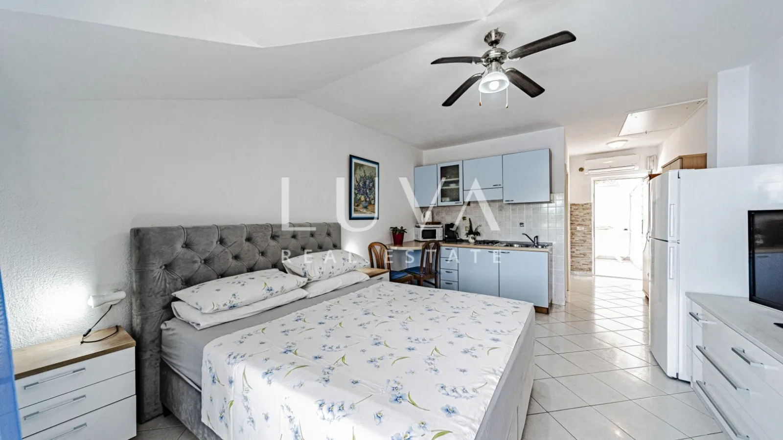 Korčula, Vela Luka, kuća s apartmanima uz more na prodaju