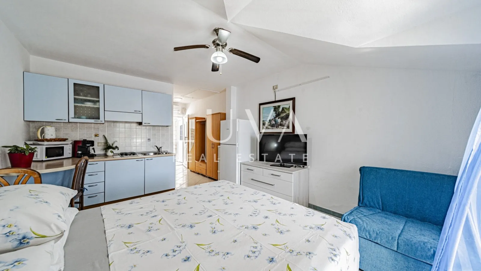 Korčula, Vela Luka, kuća s apartmanima uz more na prodaju