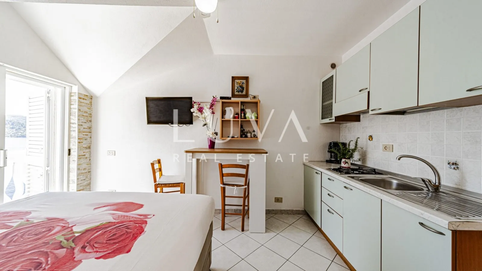 Korčula, Vela Luka, kuća s apartmanima uz more na prodaju