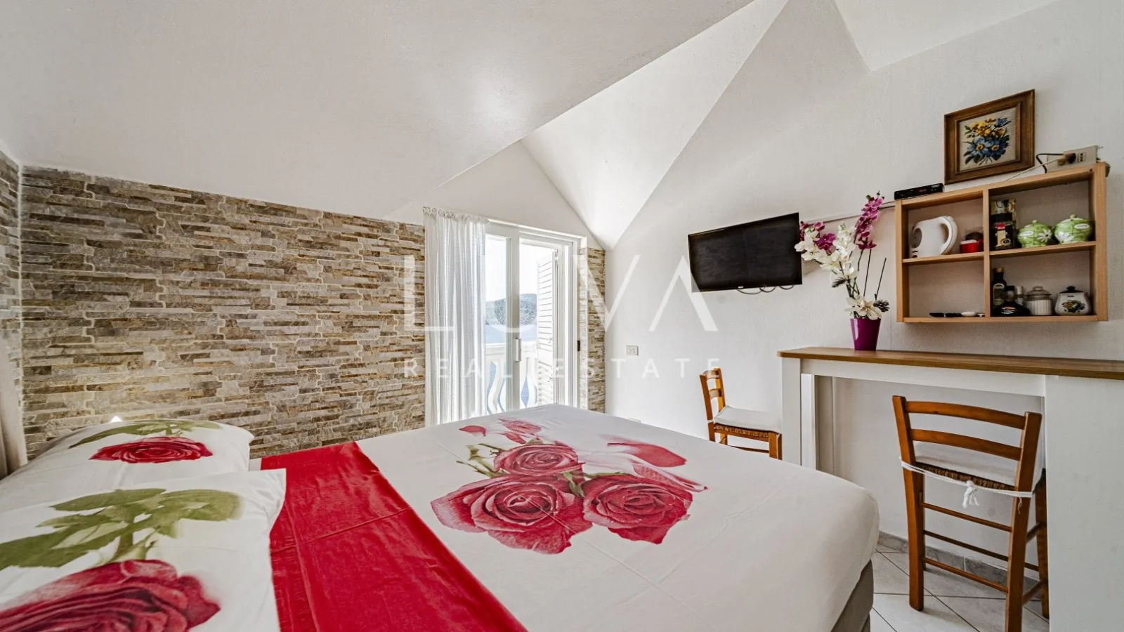 Korčula, Vela Luka, kuća s apartmanima uz more na prodaju