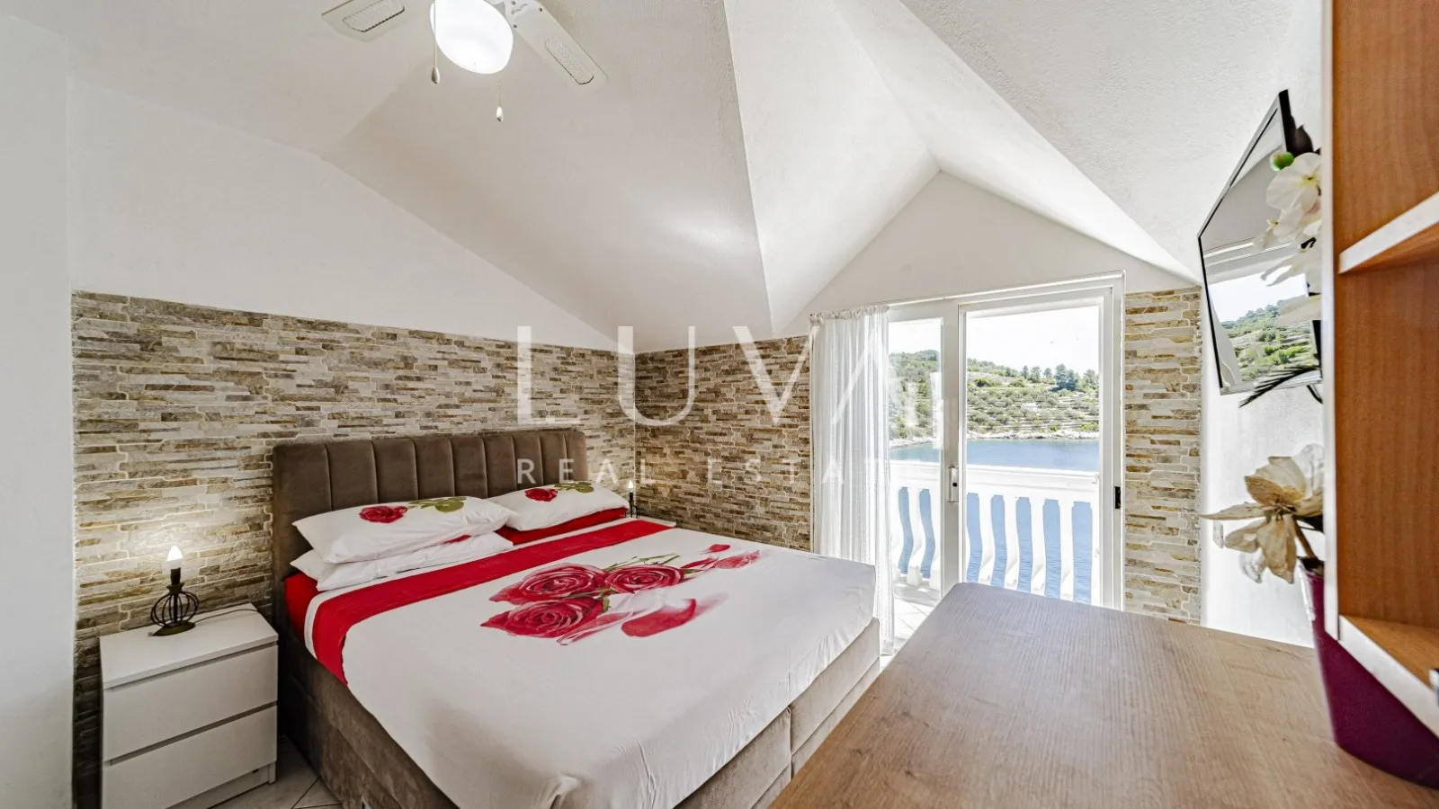 Korčula, Vela Luka, kuća s apartmanima uz more na prodaju