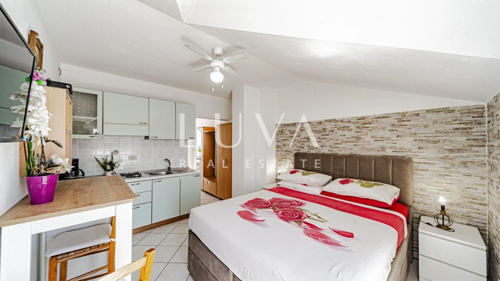 Korčula, Vela Luka, kuća s apartmanima uz more na prodaju