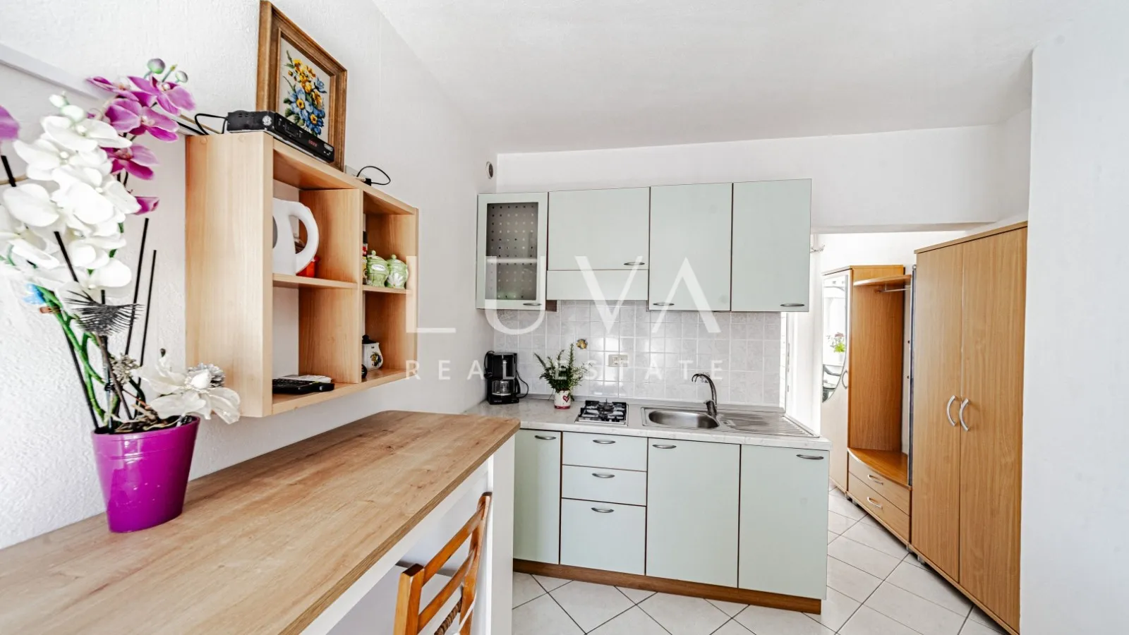 Korčula, Vela Luka, kuća s apartmanima uz more na prodaju