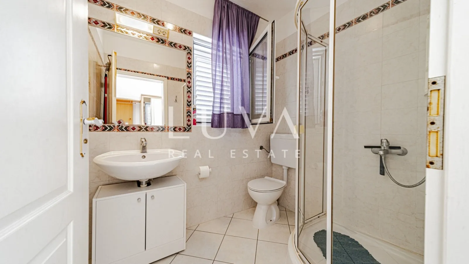 Korčula, Vela Luka, kuća s apartmanima uz more na prodaju