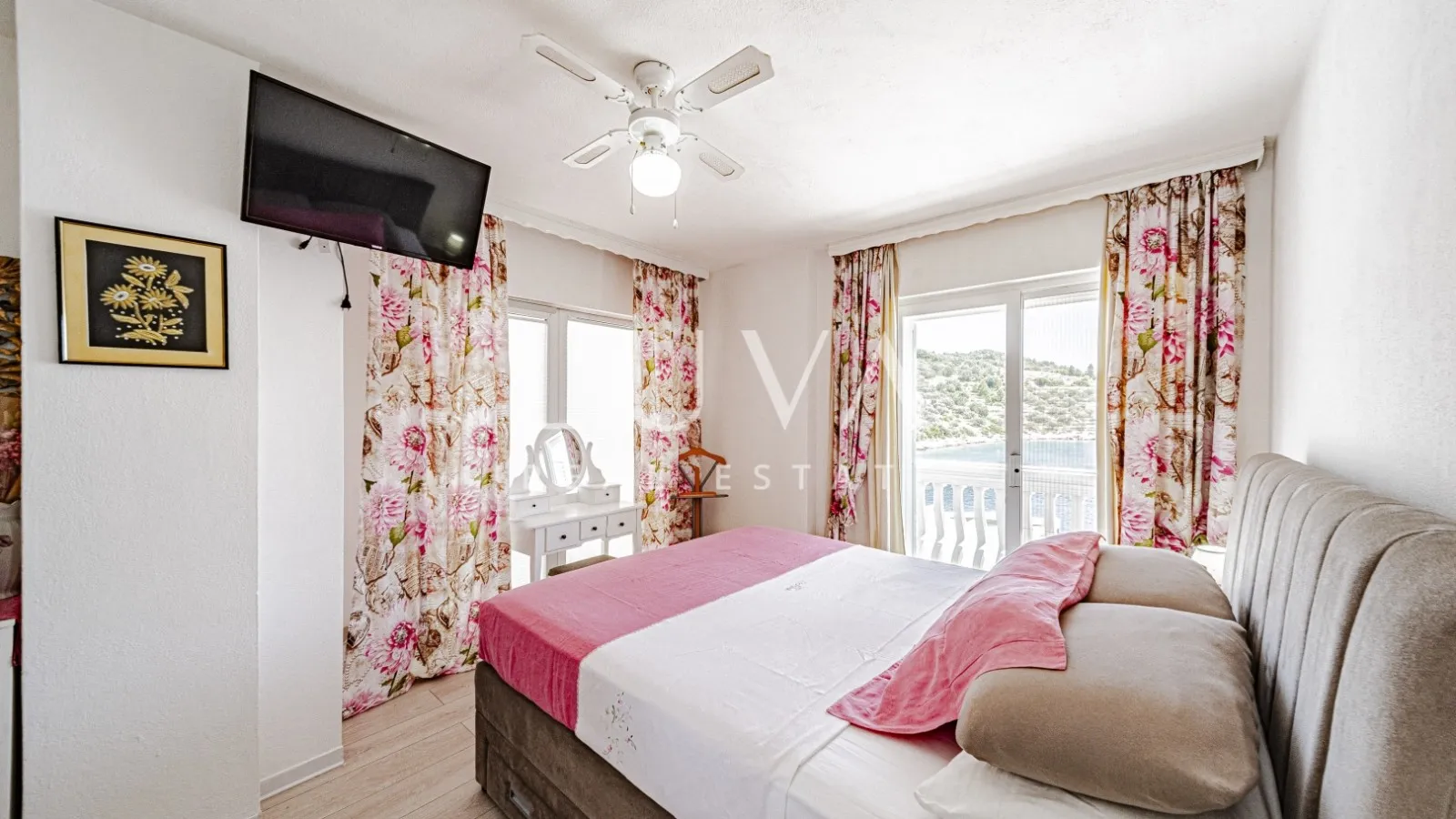 Korčula, Vela Luka, kuća s apartmanima uz more na prodaju