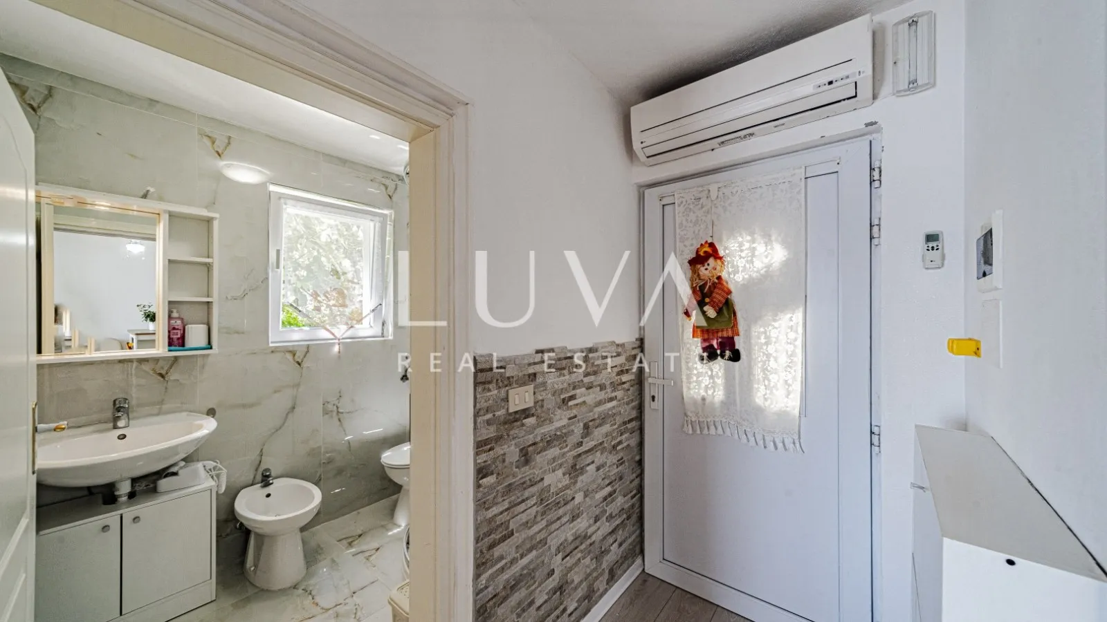 Korčula, Vela Luka, kuća s apartmanima uz more na prodaju