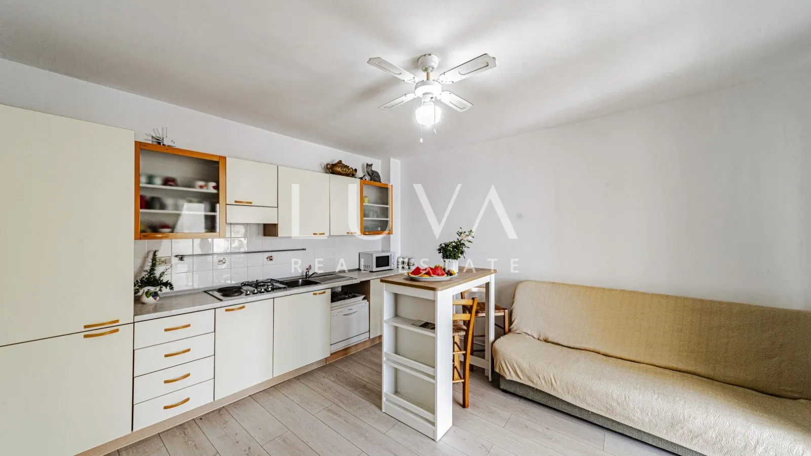 Korčula, Vela Luka, kuća s apartmanima uz more na prodaju