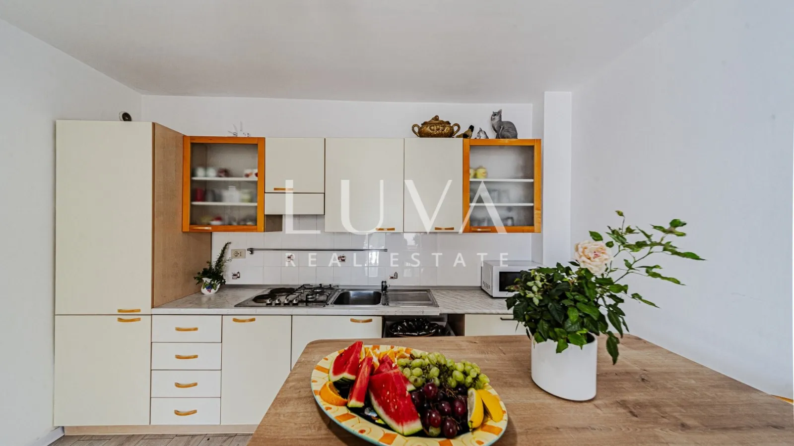 Korčula, Vela Luka, kuća s apartmanima uz more na prodaju